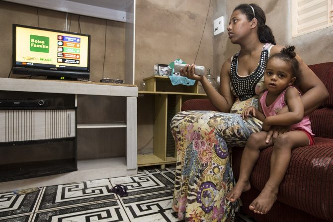 Ana Cláudia Souza é beneficiária do Bolsa Família e recebeu o kit de TV digital / Ana Nascimento/MDS