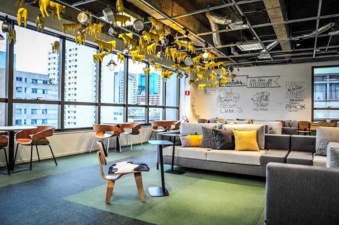 O coworking possui área de descanso e relaxamento, inspirados nos escritórios do Vale do Silício / Divulgação