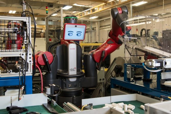 O robô Baxter, da Rethink Robotics, é treinado, no lugar de ser programado / Divulgação/Rethink Robotics
