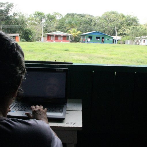 Jovens ribeirinhos receberam acesso à internet com projeto de energia solar / Divulgação