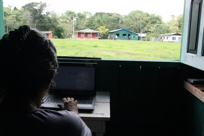 Jovens ribeirinhos receberam acesso à internet com projeto de energia solar / Divulgação