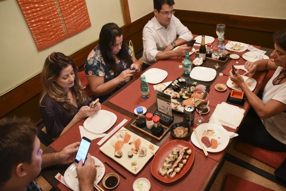 Brasileiro está mais disposto a comprar pelo celular