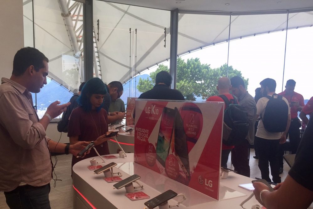 Fabricantes de celular apostam no público jovem para voltar a crescer