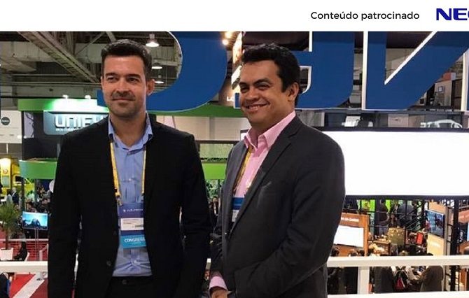 O jornalista Renato Cruz entrevista Fernando Luciano, diretor de Serviços Digitais e Inovação da Telefônica, durante o Futurecom