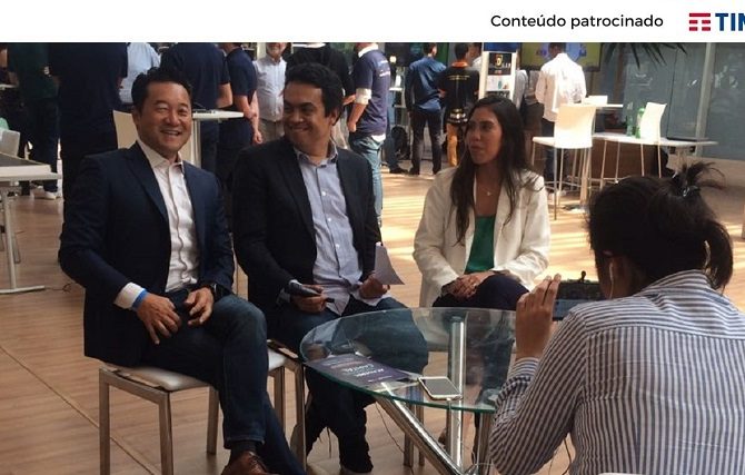 O jornalista Renato Cruz entrevista Luis Minoru, vice-presidente da TIM Brasil, e Caroline Vilhena, cofundadora da Deargrand, durante o evento Feira de Investimentos AWC
