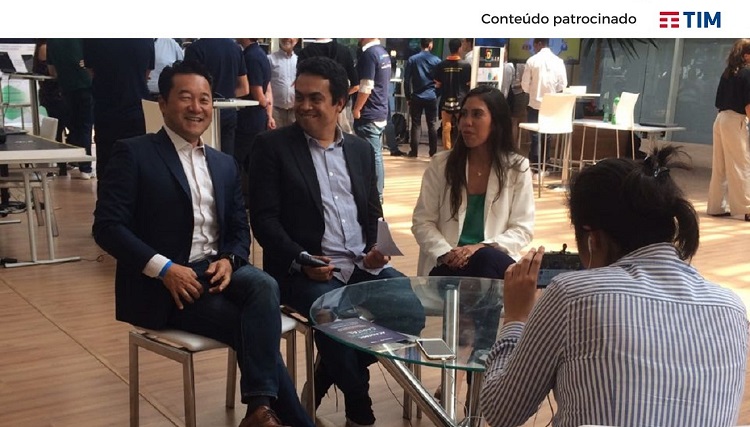 O jornalista Renato Cruz entrevista Luis Minoru, vice-presidente da TIM Brasil, e Caroline Vilhena, cofundadora da Deargrand, durante o evento Feira de Investimentos AWC