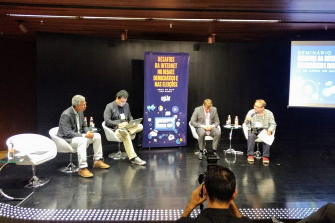 Wilson Gomes, Leonardo Sakamoto, Marcelo Bechara e Sérgio Amadeu discutem fake news / Renato Cruz/inova.jor