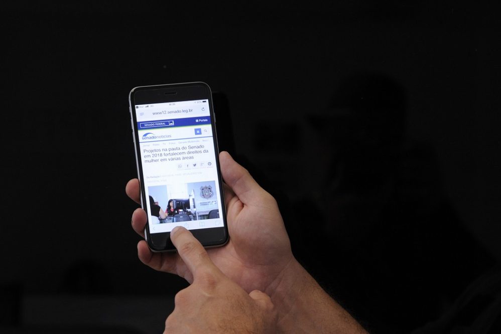 Metade dos brasileiros conectados só usa o celular