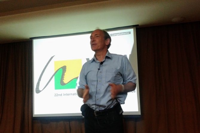Tim Berners-Lee criou a web há 30 anos no Cern, em Genebra / Renato Cruz/inova.jor