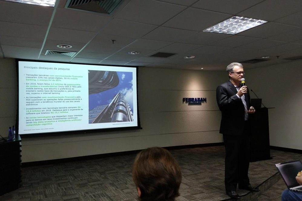 Celular supera internet banking em transferência e pagamento