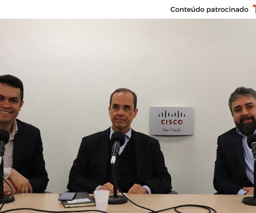 Rodrigo Uchoa, da Cisco, e João Moura, da TelComp, conversam sobre o futuro das telecomunicações com o jornalista Renato Cruz, do inova.jor