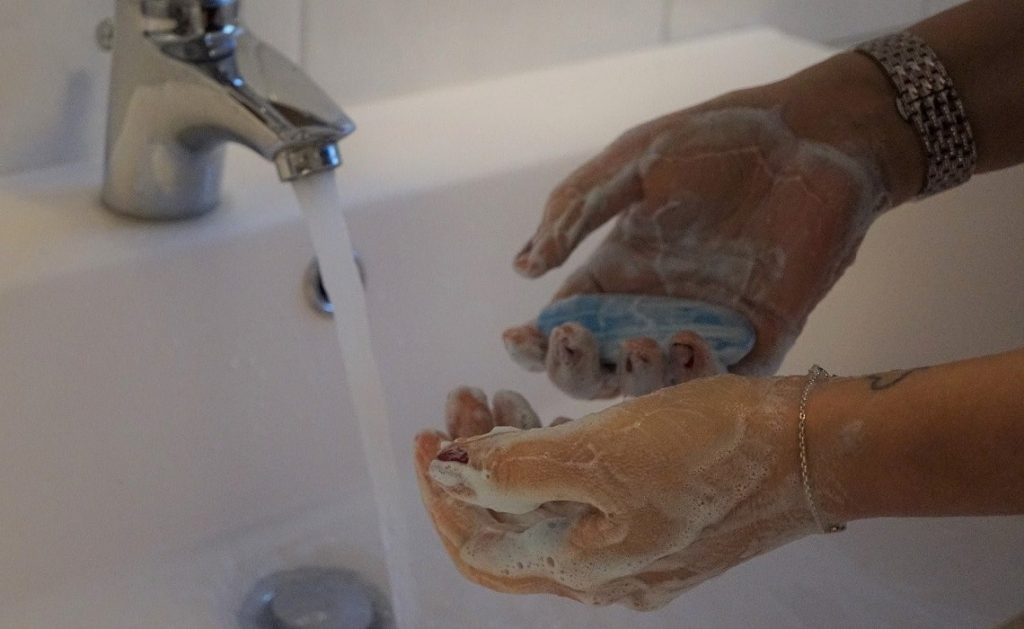 Lavar as mãos é uma das medidas contra o coronavírus / Pixabay