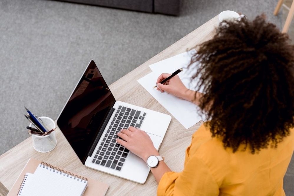 Participe da mesa-redonda virtual Hybrid Workplace