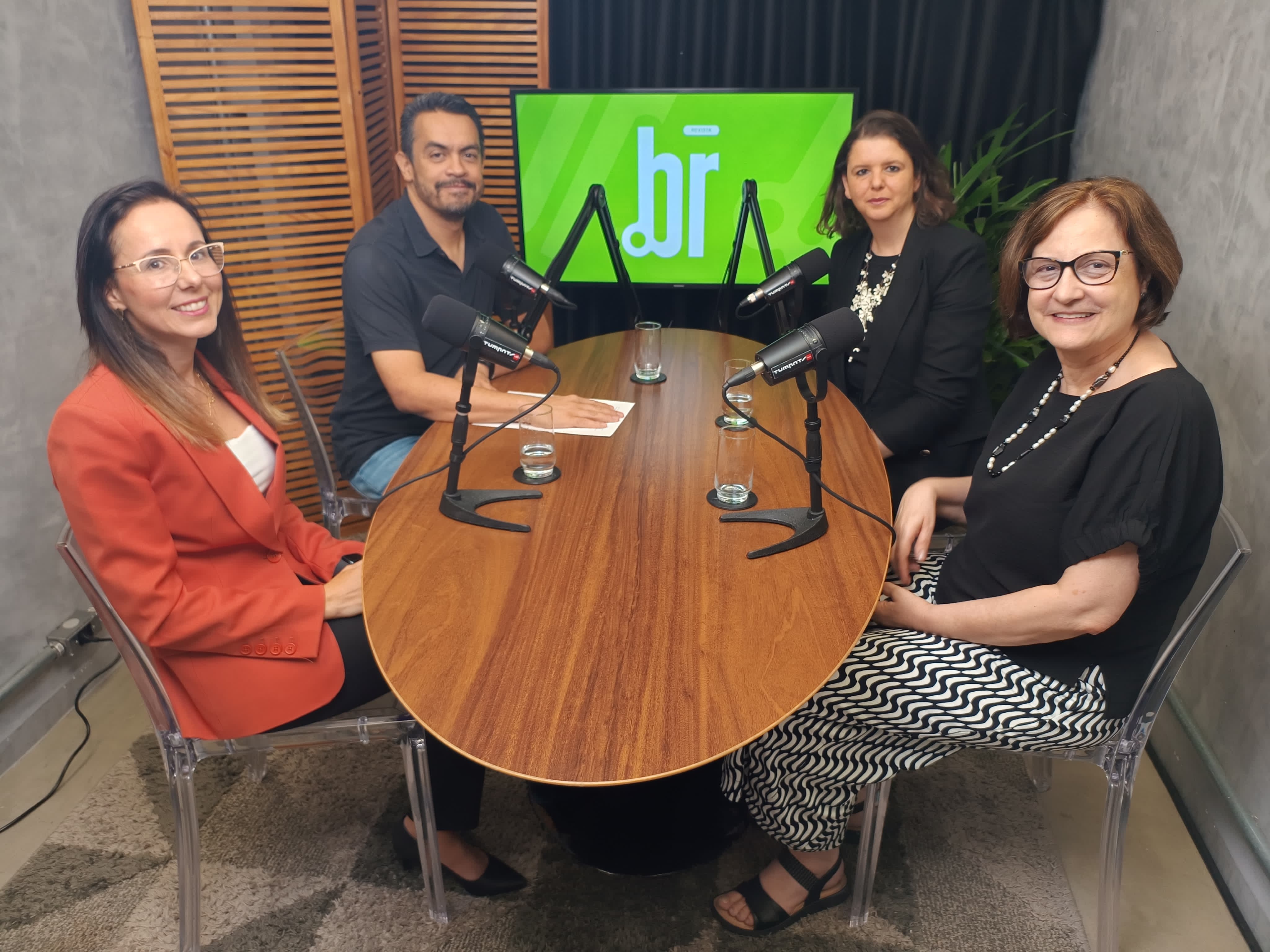 Mesa-redonda sobre celular nas escolas